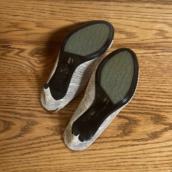 NIB Calvin Klein Black/White Perp Toe Shoe - Picture 7 of 9